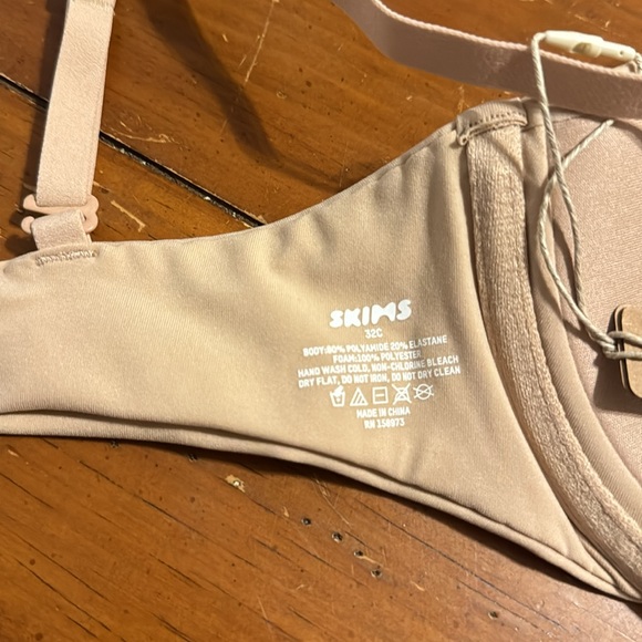 SKIMS Fits Everybody T-Shirt Bra in Mica - Picture 5 of 12
